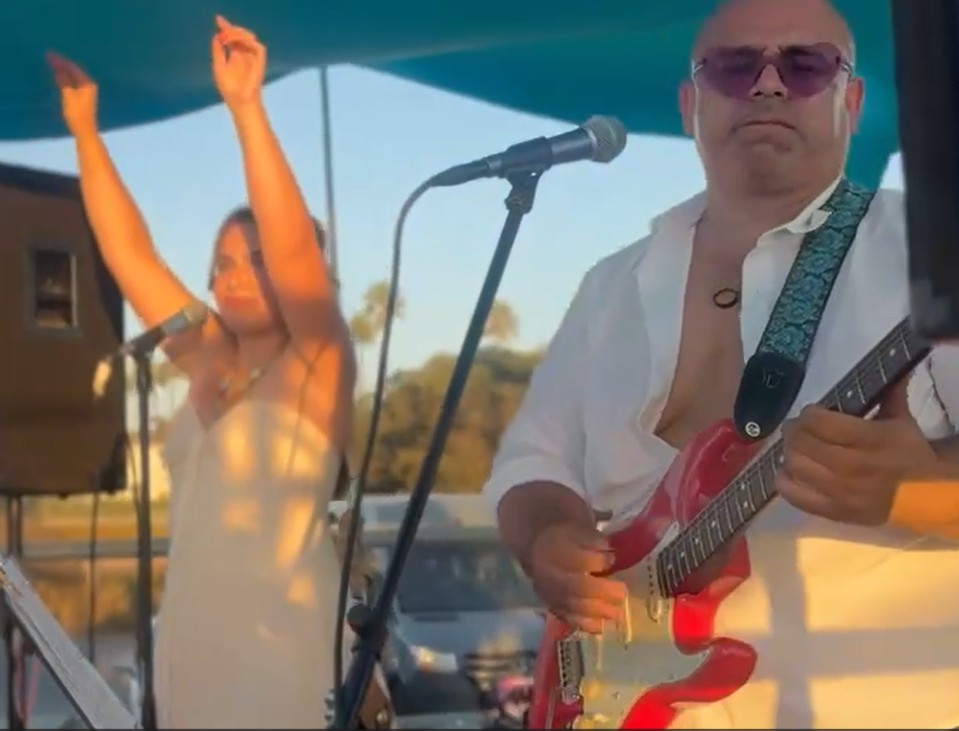 COVER LOVER live at an outdoor sunset show